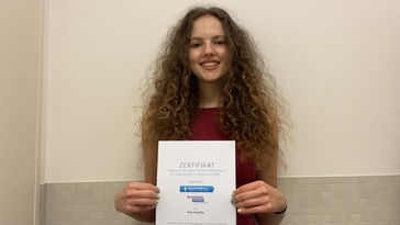 Stipendium_Gewinnerin Mila_Foto Zertifikat_2024_ Stipendium_Gewinnerin Mila_Foto Zertifikat_Original1_Dezember 2025.jpeg