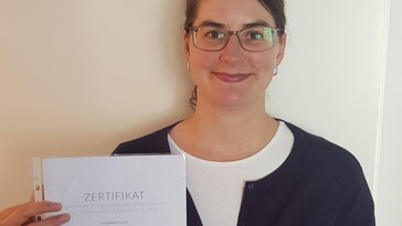 Stipendium_Gewinnerin Olivia_Foto Zertifikat_2024_.jpg