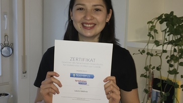 Stipendium_Gewinnerin Laura_Foto Zertifikat_1.jpg