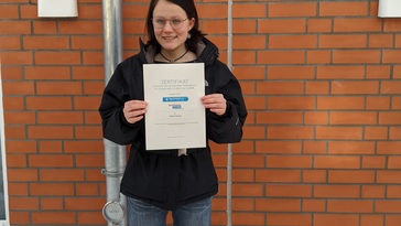 Anika_Gewinnerin Stipendium_Winter 2020 Stipendium_Gewinnerin Anika_Foto Zertifikat_2.jpg